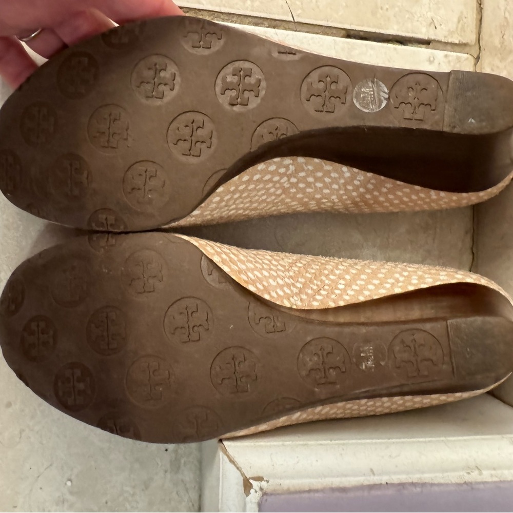 Tory Burch Cream Heels with Iconic Design - Picture 4 of 6